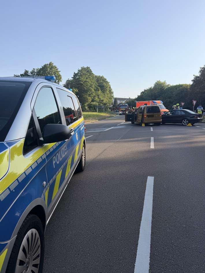 FW-Velbert: +++Verkehrsunfall mit zwei PKW auf der Kuhlendahler Straße+++