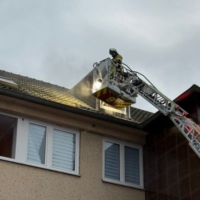 FW Mettmann: Brand in einer Dachgeschosswohnung