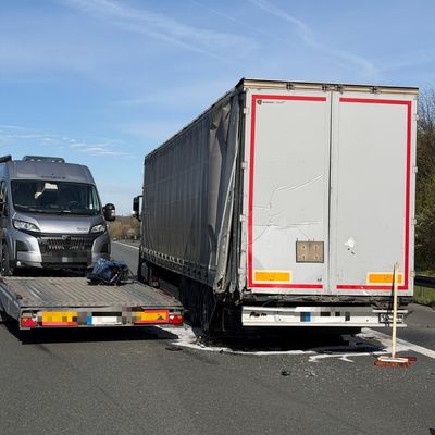 FW Helmstedt: Verkehrsunfall LKW, auslaufende Flüssigkeiten