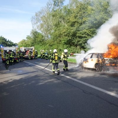 FW Kranenburg: Fahrzeug brennt auf B9 neu vollständig aus