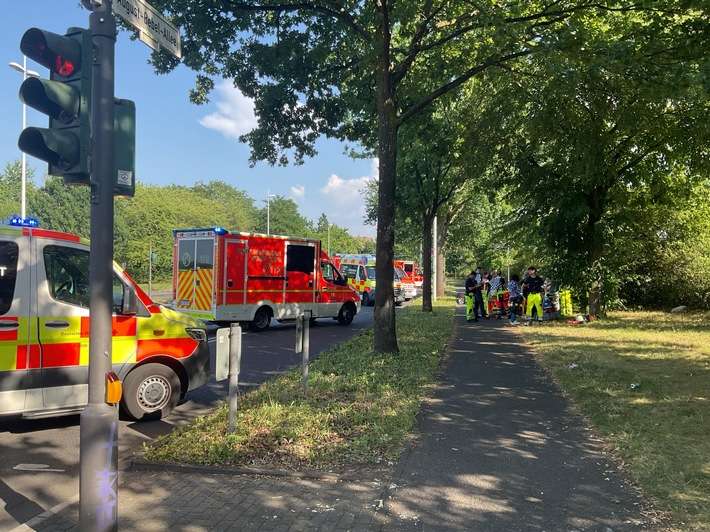 FW-BN: Feuerwehr und Bonner Hilfsorganisationen unterstützen bei der Evakuierung einer Regionalbahn