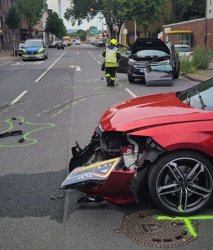 FW-OB: Verkehrsunfall - PKW überschlägt sich auf der Buschhausener Straße