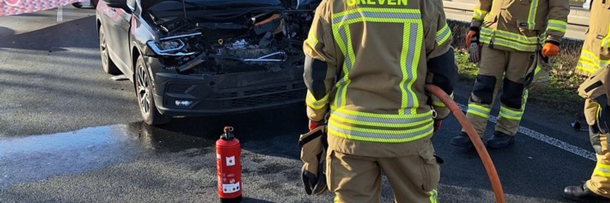 FW-Greven: Schwerer Verkehrsunfall auf der A1 mit fünf verletzten Personen.