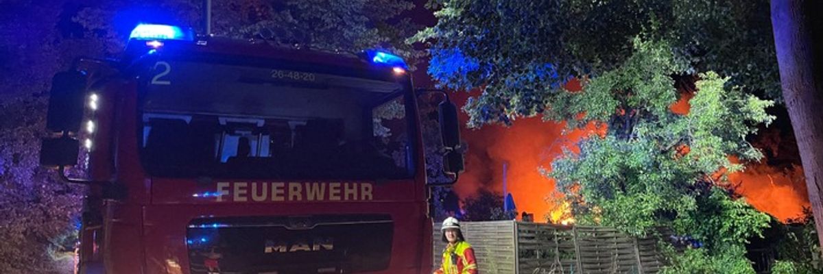 FW Lehrte: Laubenbrand entwickelt sich zum Großfeuer - Ausfall des Digitalfunk erschwert den Einsatz