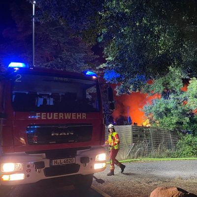 FW Lehrte: Laubenbrand entwickelt sich zum Großfeuer - Ausfall des Digitalfunk erschwert den Einsatz