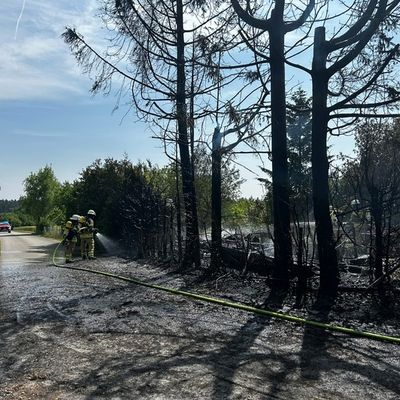 FW Gäufelden: Ausgedehnter Heckenbrand mit Wohnwagen in Vollbrand