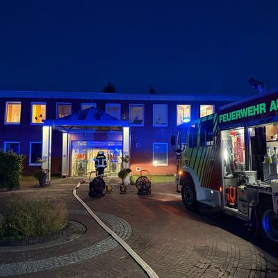 FW-AUR: Großeinsatz: Feuer in Lagerraum der Klinik-Kardiologie