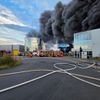 FW Bergheim: Großbrand im Gewerbegebiet Bergheim-Paffendorf - Rund 100 Einsatzkräfte im Einsatz