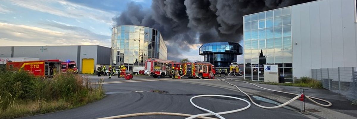 FW Bergheim: Großbrand im Gewerbegebiet Bergheim-Paffendorf - Rund 100 Einsatzkräfte im Einsatz