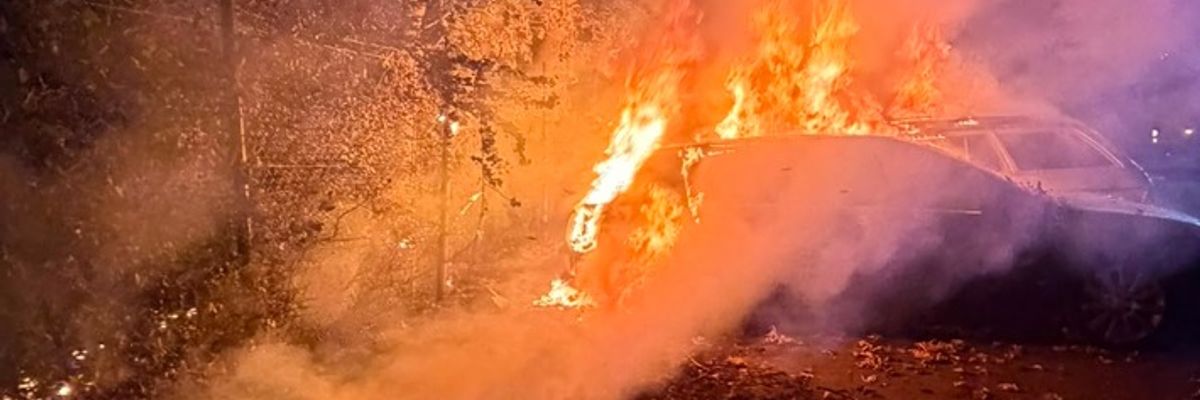 FW-EN: PKW-Brand greift auf Waldfläche über