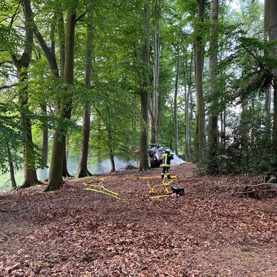 FF Bad Salzuflen: Traktorbrand im Wald / Feuerwehr Bad Salzuflen probt am Samstagmorgen den Ernstfall in Wüsten