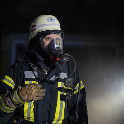 FW LK Neunkirchen: Feuerwehr Neunkirchen löscht Brand in Wiebelskircher Mehrfamilienhaus