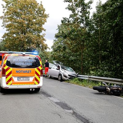 FW-MK: Motorradfahrer bei Verkehrsunfall lebensgefährlich verletzt