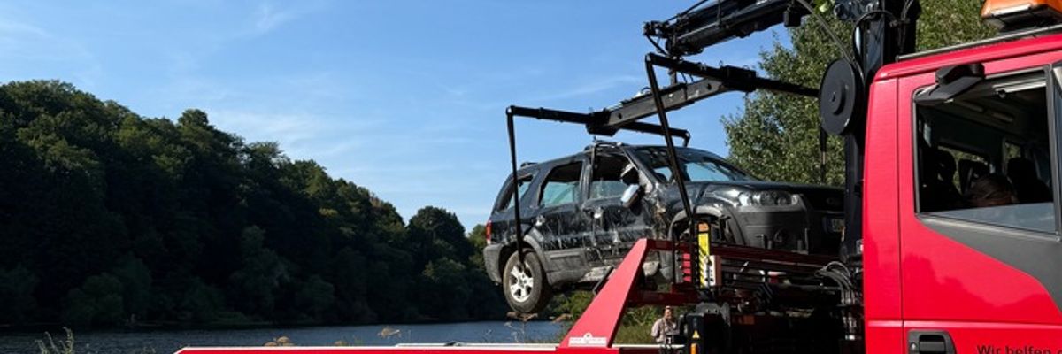 FW-EN: Geländewagen rollt in die Ruhr - Aufwändiger Einsatz von Feuerwehr und DLRG