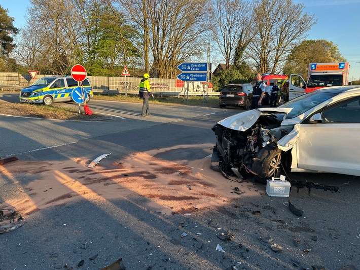FW Ratingen: Verkehrsunfall mit fünf verletzten Personen