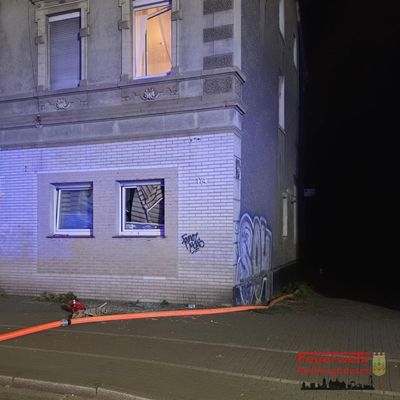 FW-RE: Wohnungsbrand in Recklinghausen-Süd: Eine Person durch Fenster gerettet und schwerstverletzt