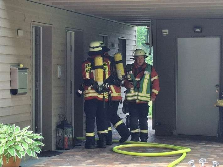 KFV-CW: Schwelbrand nach Blitzeinschlag / Hausbesitzer entdecken Gefahr im Obergeschoss/Feuerwehr öffnet Dachstuhl
