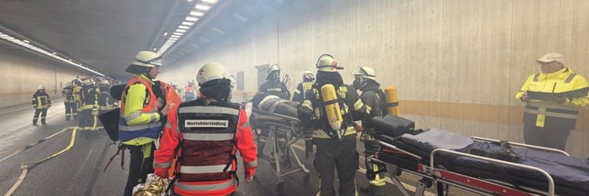 FW-AR: Schwerer Verkehrsunfall auf der BAB 46 im Tunnel Uentrop mit 3 verletzten Personen Großangelegte Rettungsübung im Tunnel der A46 bei Arnsberg