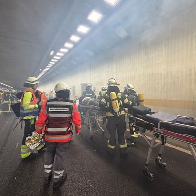 FW-AR: Schwerer Verkehrsunfall auf der BAB 46 im Tunnel Uentrop mit 3 verletzten Personen Großangelegte Rettungsübung im Tunnel der A46 bei Arnsberg
