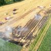 FW-OLL: Strohballenpresse löst Flächenbrand aus - Großaufgebot der Feuerwehr in Hude