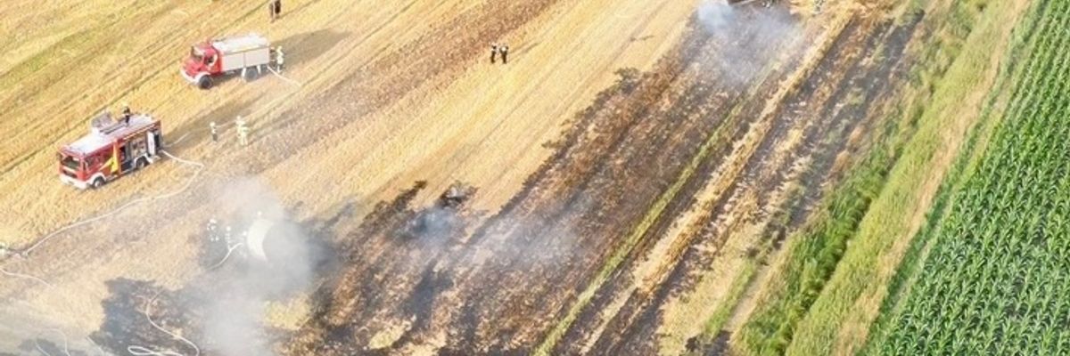 FW-OLL: Strohballenpresse löst Flächenbrand aus - Großaufgebot der Feuerwehr in Hude