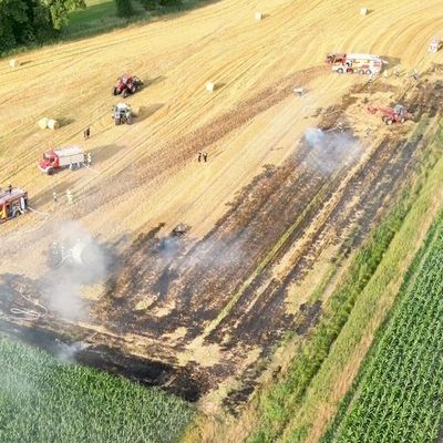 FW-OLL: Strohballenpresse löst Flächenbrand aus - Großaufgebot der Feuerwehr in Hude