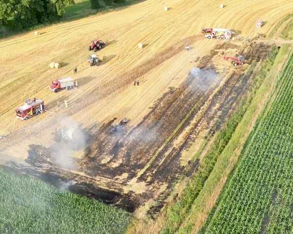FW-OLL: Strohballenpresse löst Flächenbrand aus - Großaufgebot der Feuerwehr in Hude