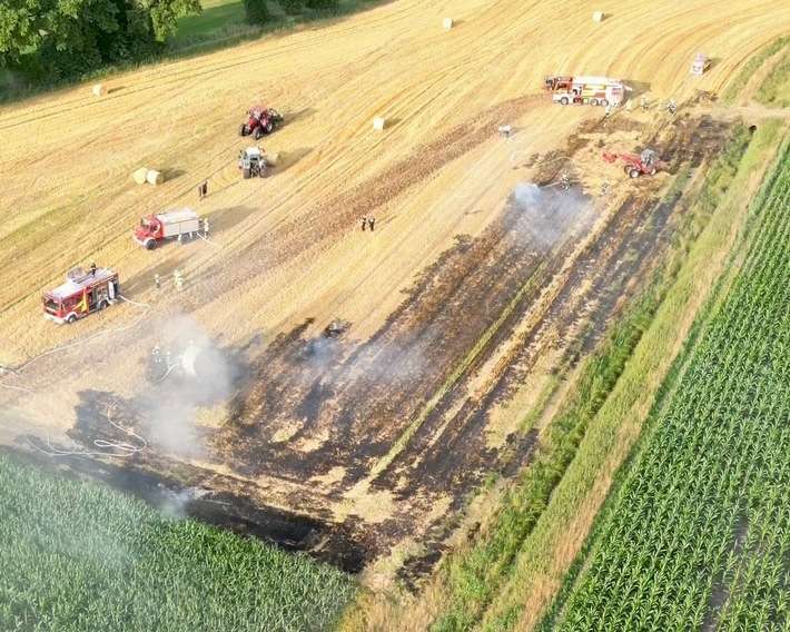 FW-OLL: Strohballenpresse löst Flächenbrand aus - Großaufgebot der Feuerwehr in Hude