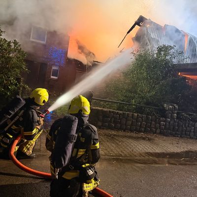 FW-SE: Großbrand auf landwirtschaftlichem Gehöft in Henstedt-Ulzburg. Vier Personen leicht verletzt