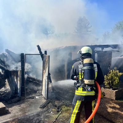 FW-BO: Gartenlaubenbrand in Hofstede verursacht weit sichtbare Rauchsäule