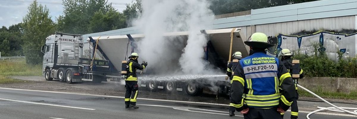 FW-DO: Brennender Lkw-Auflieger auf der A2