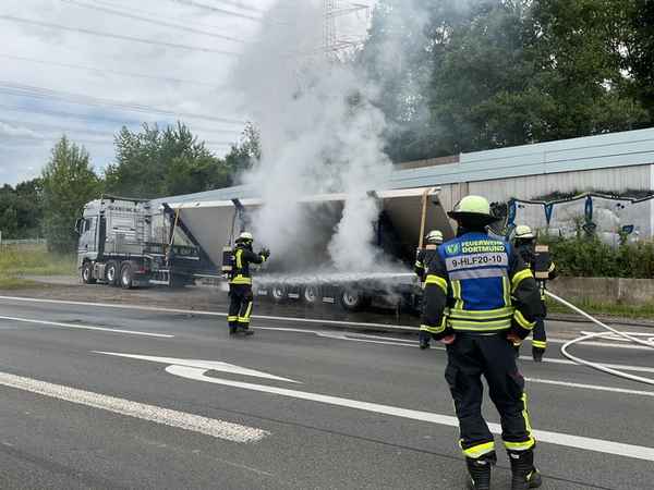 FW-DO: Brennender Lkw-Auflieger auf der A2