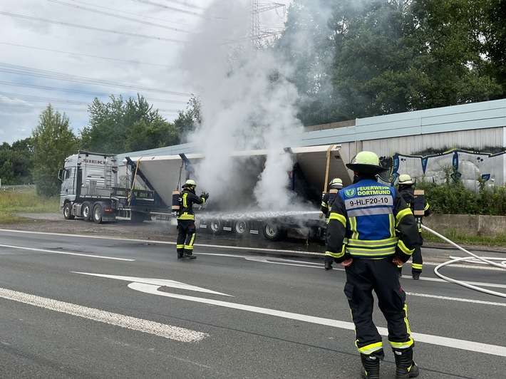 FW-DO: Brennender Lkw-Auflieger auf der A2