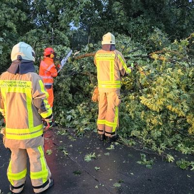 FW Grevenbroich: Erhebliche Sturmschäden in Grevenbroich-Neurath - Feuerwehr nach Gewitter im Dauereinsatz