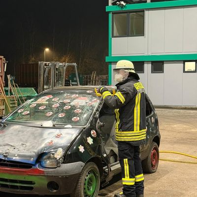 FW-AR: Umfangreiche TH-Übung des Löschzugs Hüsten auf dem Gelände der Firma Deimann