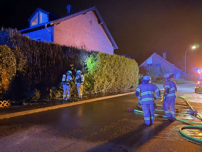 FW-GL: Feuerwehr Bergisch Gladbach unterstützt bei Waldbrand in Rösrath-Brand