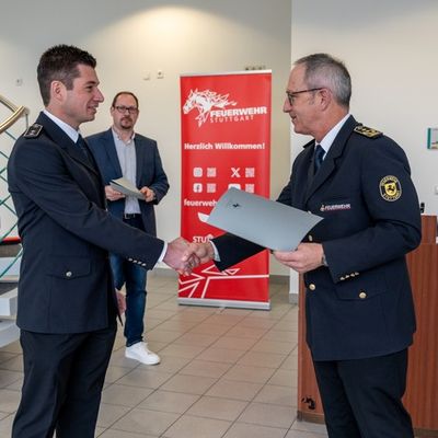 FW Stuttgart: Traumberufe bei der Feuerwehr Stuttgart: Stellenausschreibungen und Beförderungen