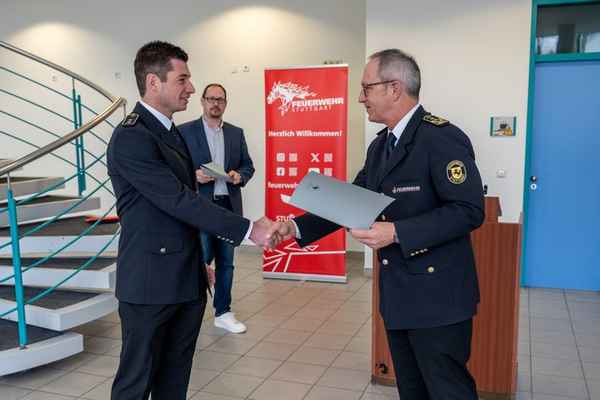 FW Stuttgart: Traumberufe bei der Feuerwehr Stuttgart: Stellenausschreibungen und Beförderungen