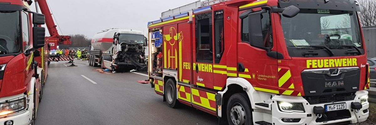 FW-M: Schwerer Verkehrsunfall mit zwei Lkw (Feldmoching)