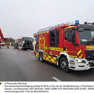 FW-M: Schwerer Verkehrsunfall mit zwei Lkw (Feldmoching)