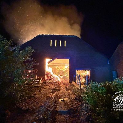 FW Neukirchen-Vluyn: Großbrand einer Scheune - Kräftezehrender Einsatz über 17 Stunden + Nachlöscharbeiten bis zum Folgetag (Abschlussmeldung)