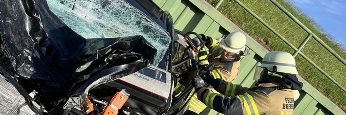 FW Bremerhaven: Schwerer Verkehrsunfall im Fischereihafen - Feuerwehr befreit eingeklemmten Fahrer aus Elektrofahrzeug