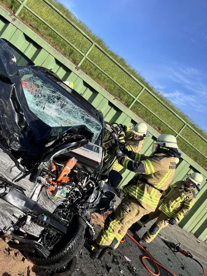 FW Bremerhaven: Schwerer Verkehrsunfall im Fischereihafen - Feuerwehr befreit eingeklemmten Fahrer aus Elektrofahrzeug