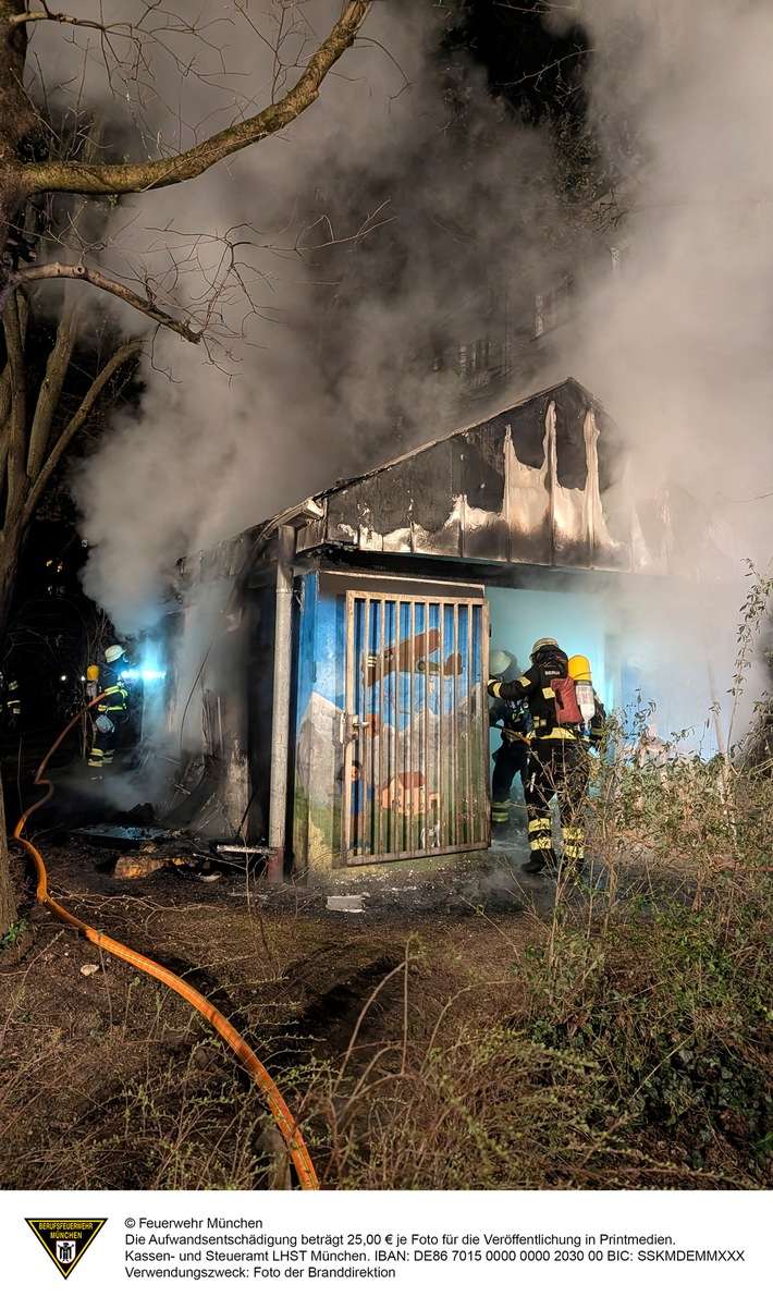 FW-M: Mülltonnenhäuschen in Brand (Obergiesing)