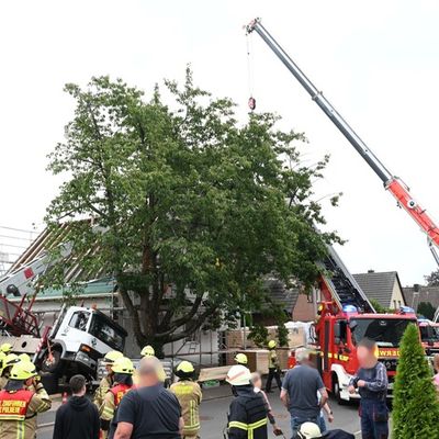 FW Pulheim: Kran fällt auf Hausdach