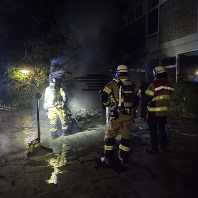 FW-NE: Containerbrand an der Eichendorffstraße | Feuer am Nelly-Sachs-Gymnasium