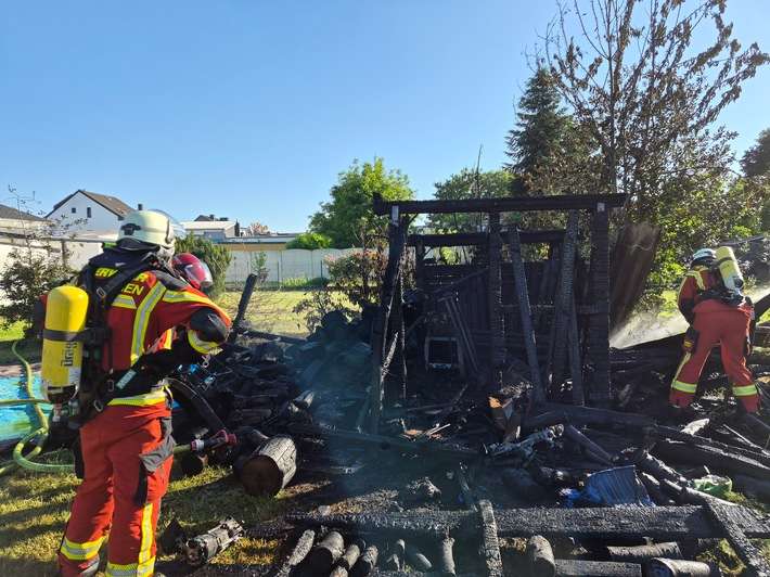 FW Düren: Düren im Einsatz-Triple: Feuerwehr löscht, rettet - und besteht das Seepferdchen