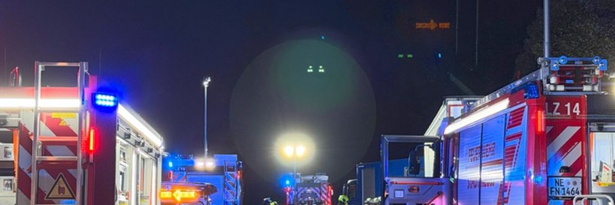 FW-NE: Auffahrunfall auf der A57 - Lkw kollidiert mit Baustellen-Warneinrichtung