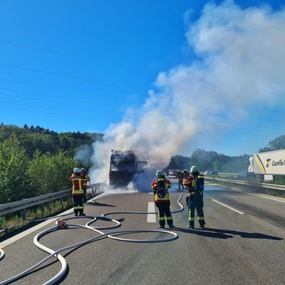 FW Stockach: Brennender LKW auf der Autobahn A98