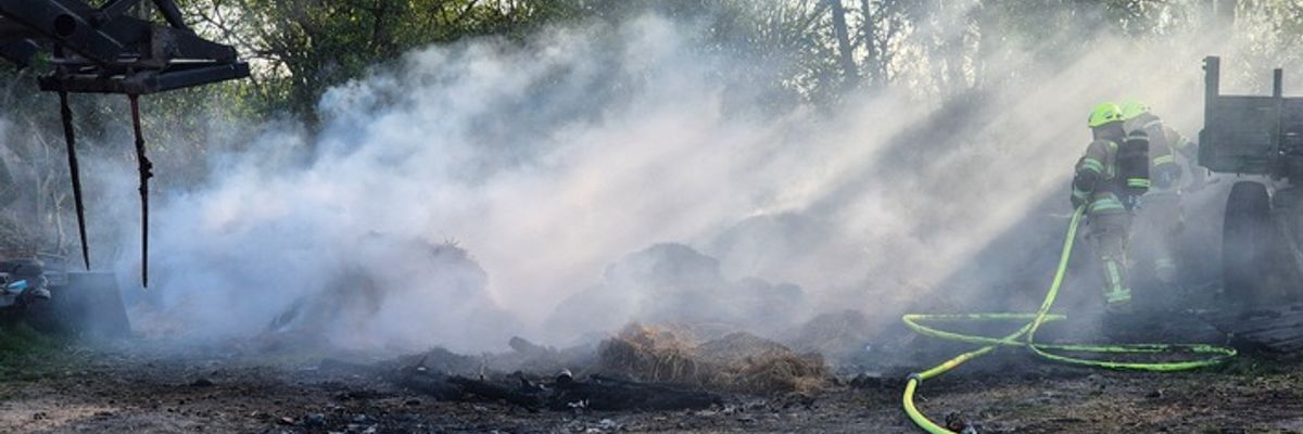 FW Pulheim: Brand eines Strohlagers in Pulheim